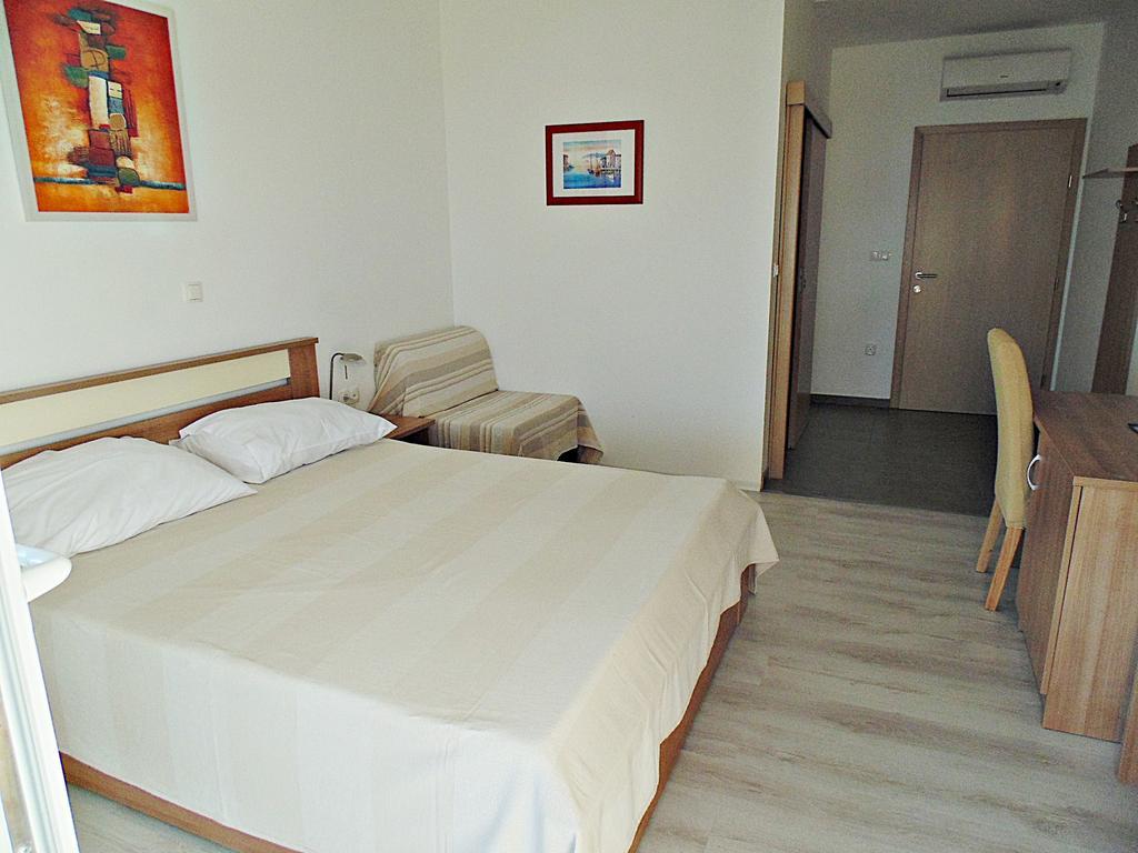 House Natali 70M From The Beach - Free Ev Top Up Rtina Exteriör bild